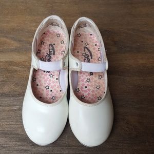 Girls white Capzio tap shoes, Size 11